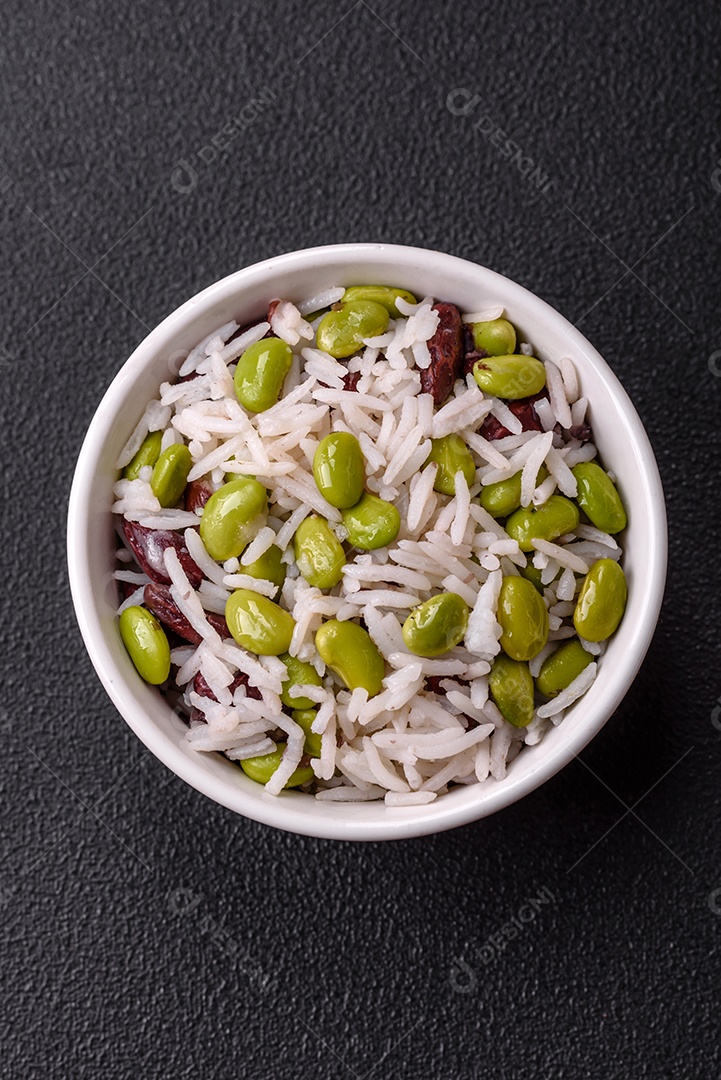 Delicioso arroz branco cozido com feijão verde edamame com sal e especiarias. Prato de cozinha asiática