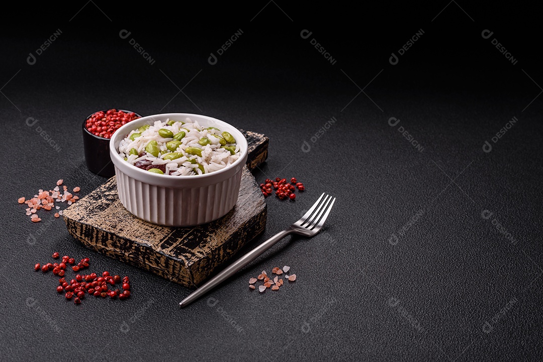 Delicioso arroz branco cozido com feijão verde edamame com sal e especiarias. Prato de cozinha asiática