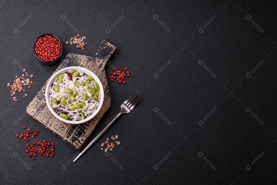 Delicioso arroz branco cozido com feijão verde edamame com sal e especiarias. Prato de cozinha asiática