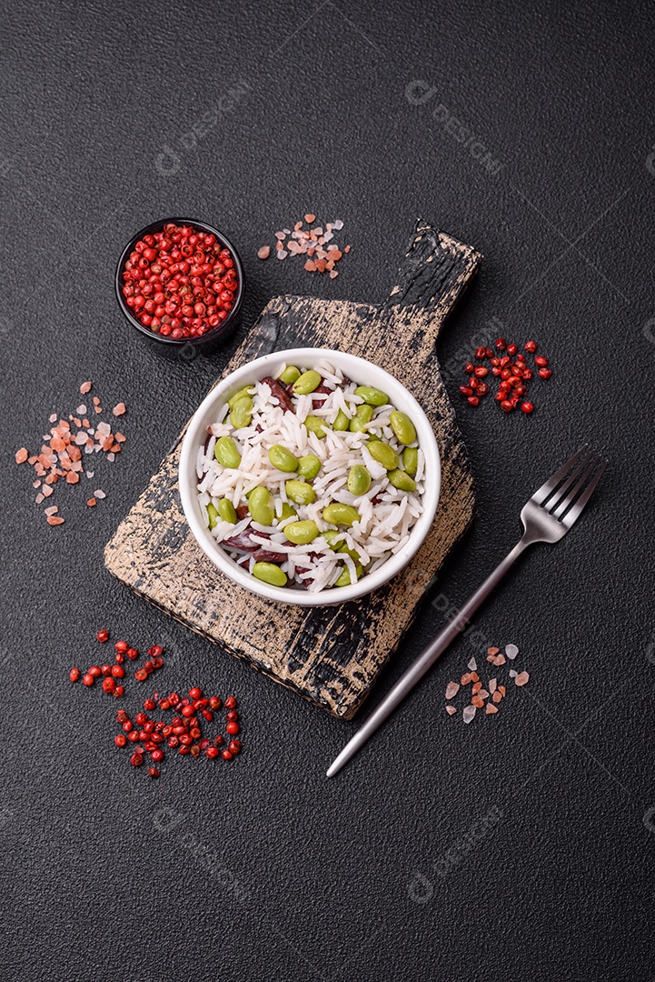 Delicioso arroz branco cozido com feijão verde edamame com sal e especiarias. Prato de cozinha asiática