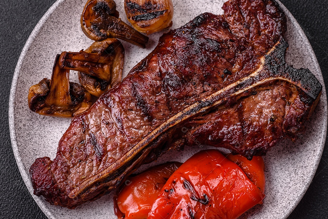 Delicioso bife suculento com sal, especiarias e ervas sobre um fundo escuro de Bife filé comida alimento carne sobre prato mesa concreto gastronomia Fotos Imagens JPG
