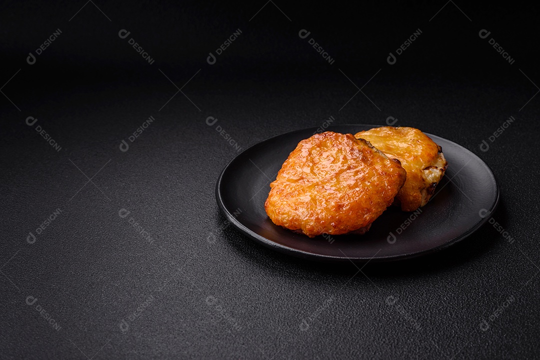 Deliciosa carne frita com mostarda Dijon com sal, especiarias e ervas sobre fundo escuro de concreto