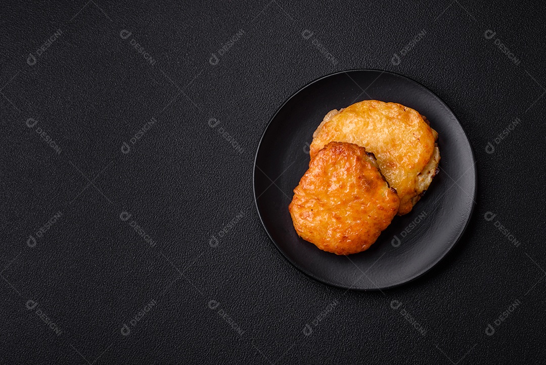 Deliciosa carne frita com mostarda Dijon com sal, especiarias e ervas sobre fundo escuro de concreto