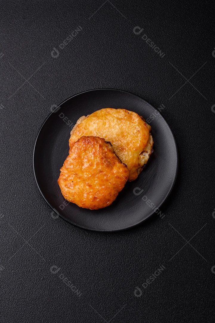 Deliciosa carne frita com mostarda Dijon com sal, especiarias e ervas sobre fundo escuro de concreto