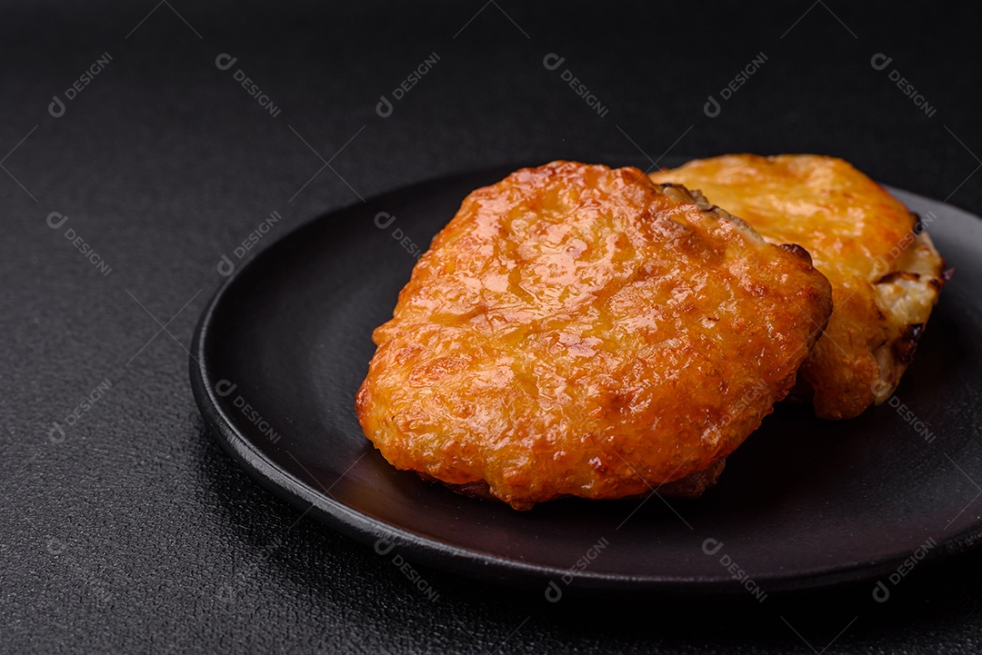 Deliciosa carne frita com mostarda Dijon com sal, especiarias e ervas sobre fundo escuro de concreto