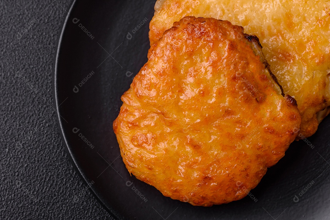 Deliciosa carne frita com mostarda Dijon com sal, especiarias e ervas sobre fundo escuro de concreto