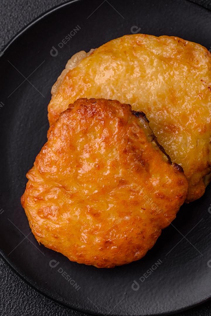 Deliciosa carne frita com mostarda Dijon com sal, especiarias e ervas sobre fundo escuro de concreto