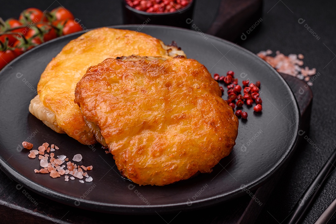 Deliciosa carne frita com mostarda Dijon com sal, especiarias e ervas sobre fundo escuro de concreto