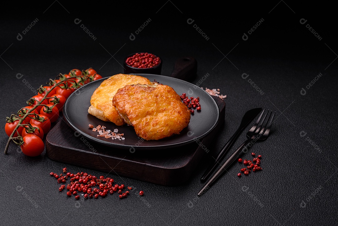 Deliciosa carne frita com mostarda Dijon com sal, especiarias e ervas sobre fundo escuro de concreto