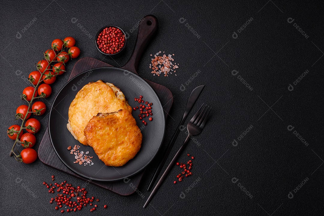 Deliciosa carne frita com mostarda Dijon com sal, especiarias e ervas sobre fundo escuro de concreto