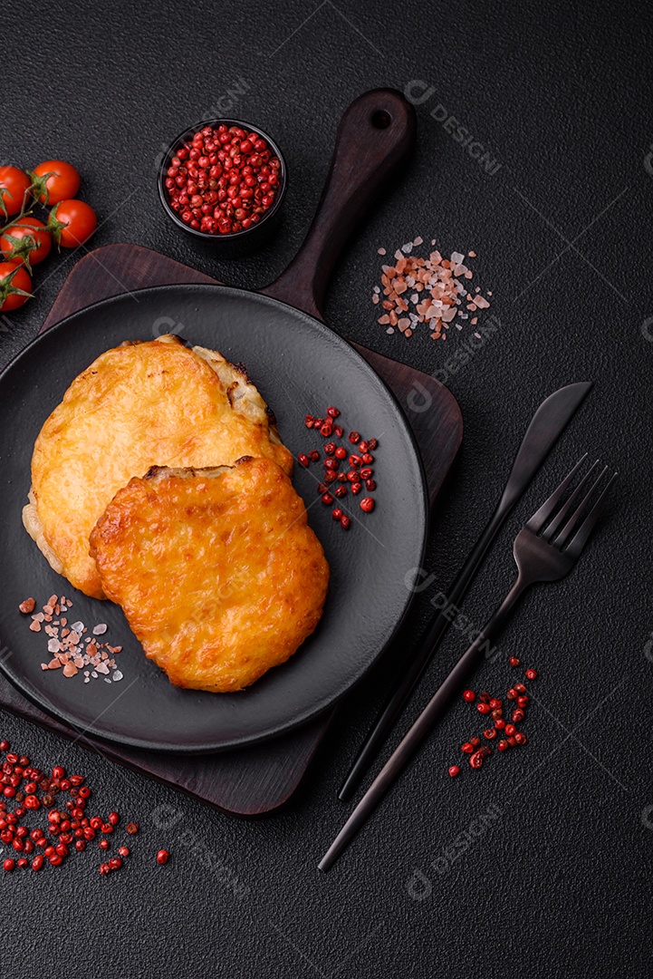 Deliciosa carne frita com mostarda Dijon com sal, especiarias e ervas sobre fundo escuro de concreto