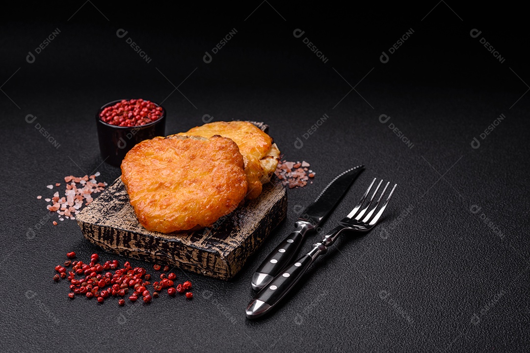 Deliciosa carne frita com mostarda Dijon com sal, especiarias e ervas sobre fundo escuro de concreto