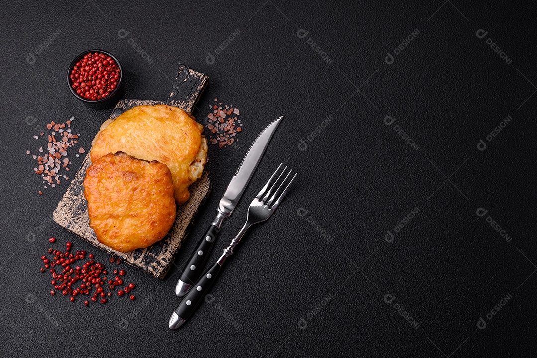 Deliciosa carne frita com mostarda Dijon com sal, especiarias e ervas sobre fundo escuro de concreto