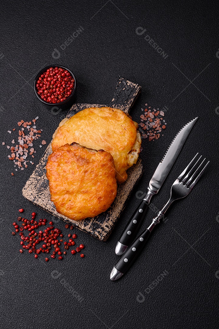 Deliciosa carne frita com mostarda Dijon com sal, especiarias e ervas sobre fundo escuro de concreto