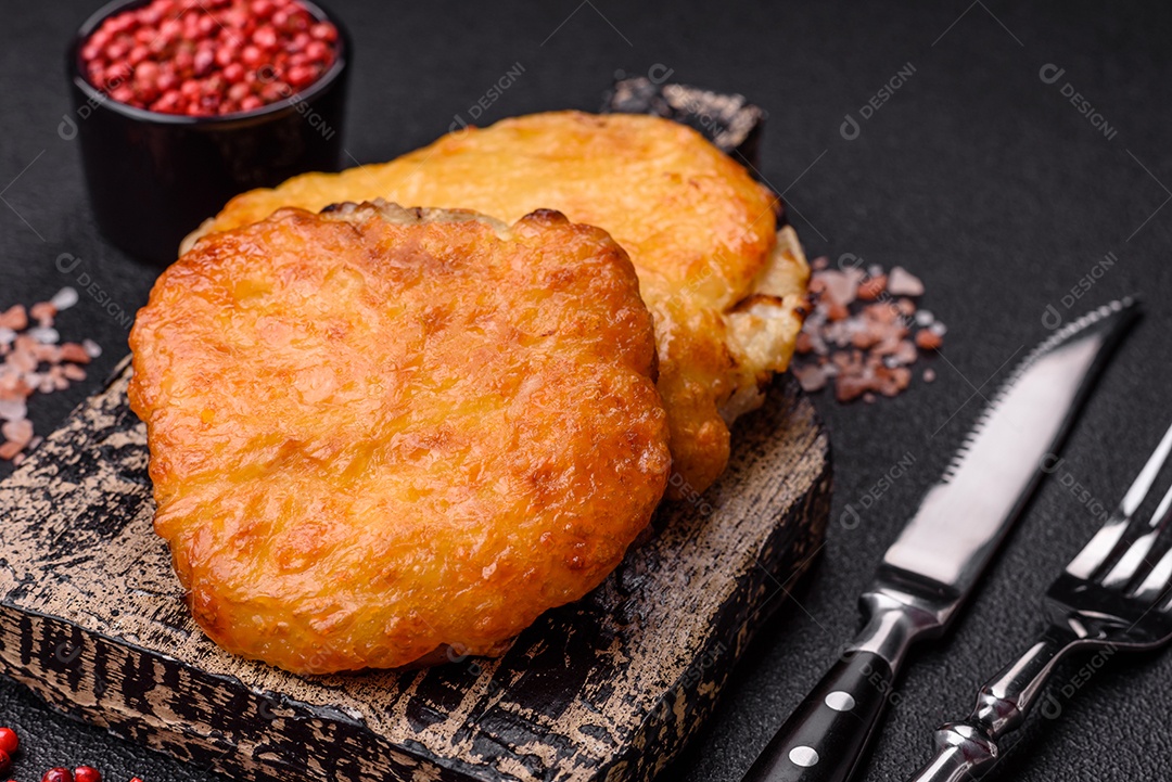 Deliciosa carne frita com mostarda Dijon com sal, especiarias e ervas sobre fundo escuro de concreto