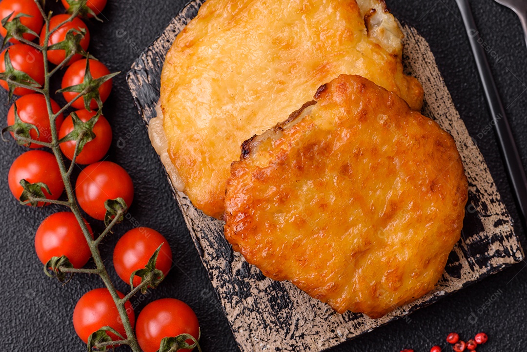 Deliciosa carne frita com mostarda Dijon com sal, especiarias e ervas sobre fundo escuro de concreto
