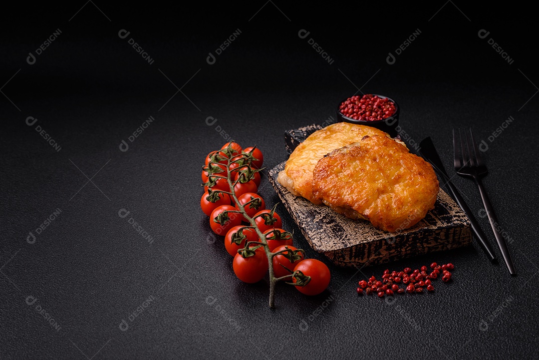 Deliciosa carne frita com mostarda Dijon com sal, especiarias e ervas sobre fundo escuro de concreto