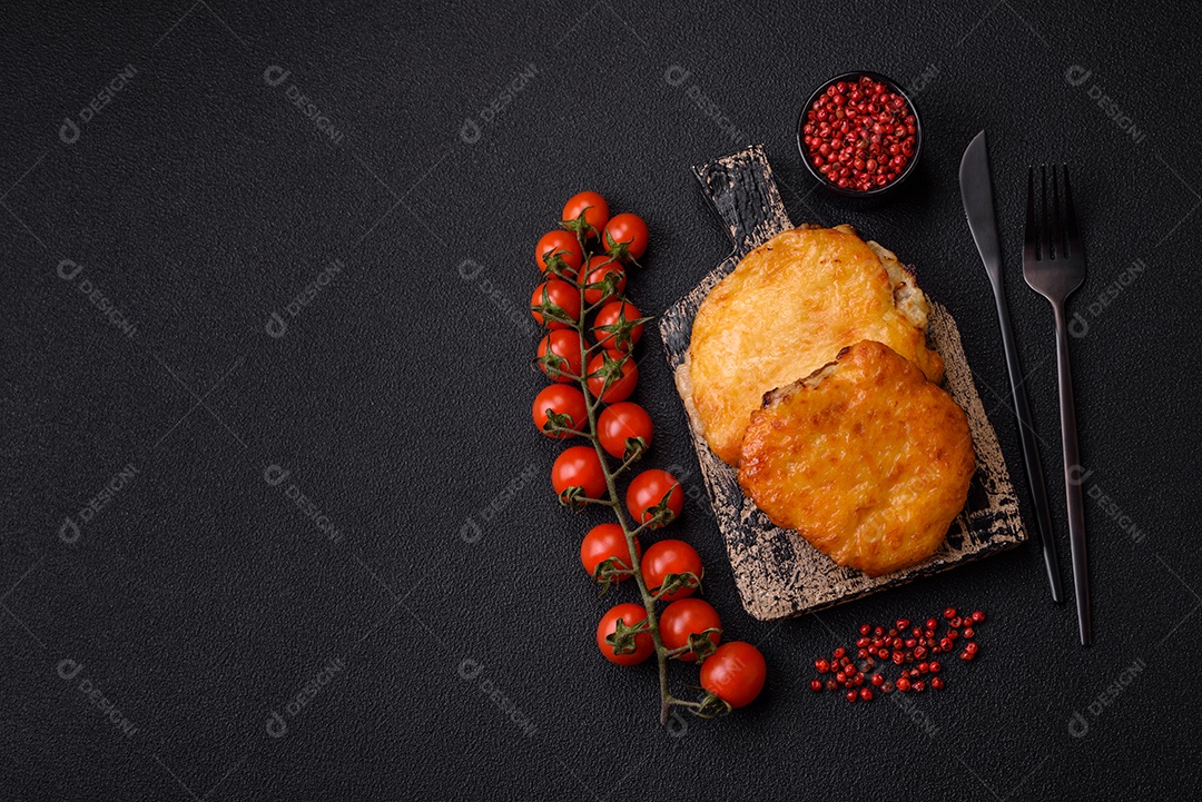 Deliciosa carne frita com mostarda Dijon com sal, especiarias e ervas sobre fundo escuro de concreto