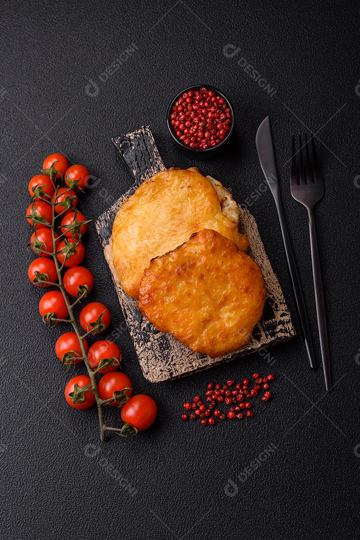 Deliciosa carne frita com mostarda Dijon com sal, especiarias e ervas sobre fundo escuro de concreto
