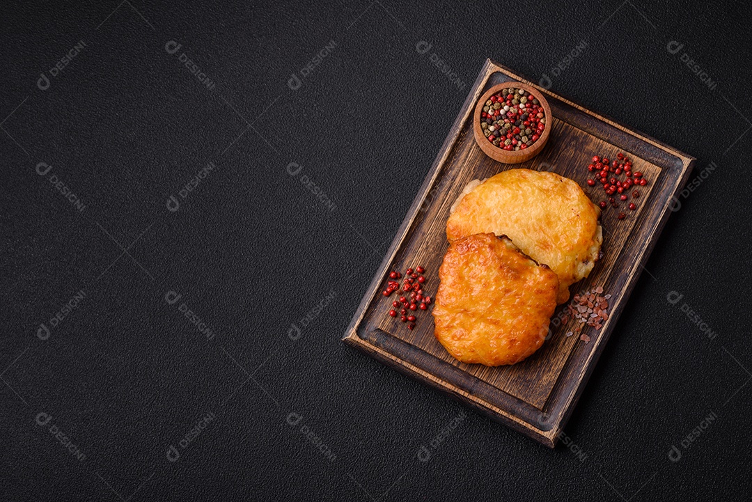 Deliciosa carne frita com mostarda Dijon com sal, especiarias e ervas sobre fundo escuro de concreto