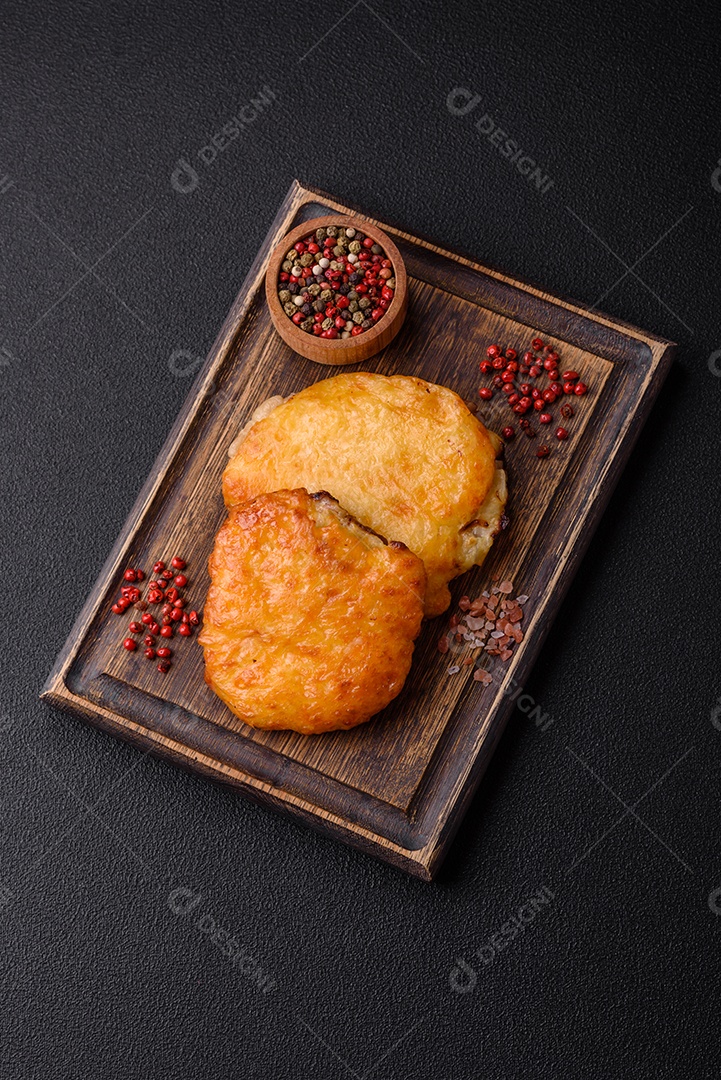 Deliciosa carne frita com mostarda Dijon com sal, especiarias e ervas sobre fundo escuro de concreto