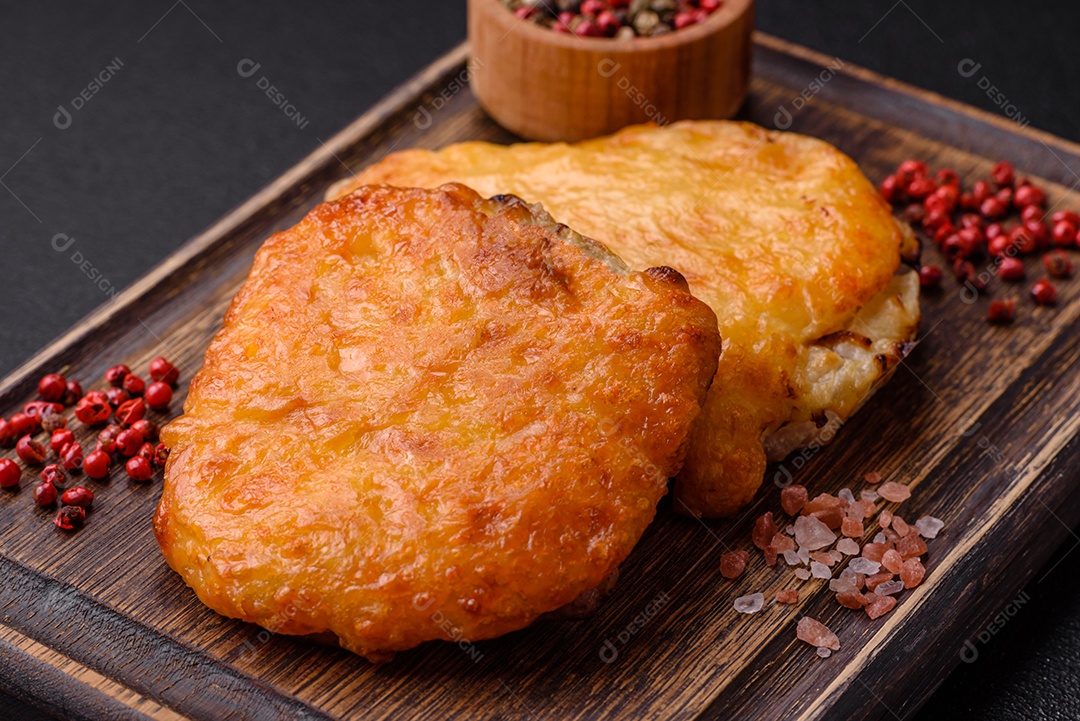 Deliciosa carne frita com mostarda Dijon com sal, especiarias e ervas sobre fundo escuro de concreto