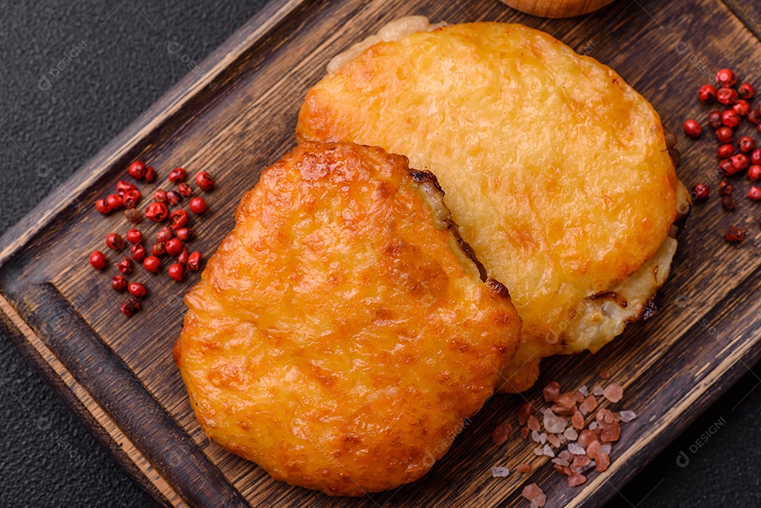 Deliciosa carne frita com mostarda Dijon com sal, especiarias e ervas sobre fundo escuro de concreto