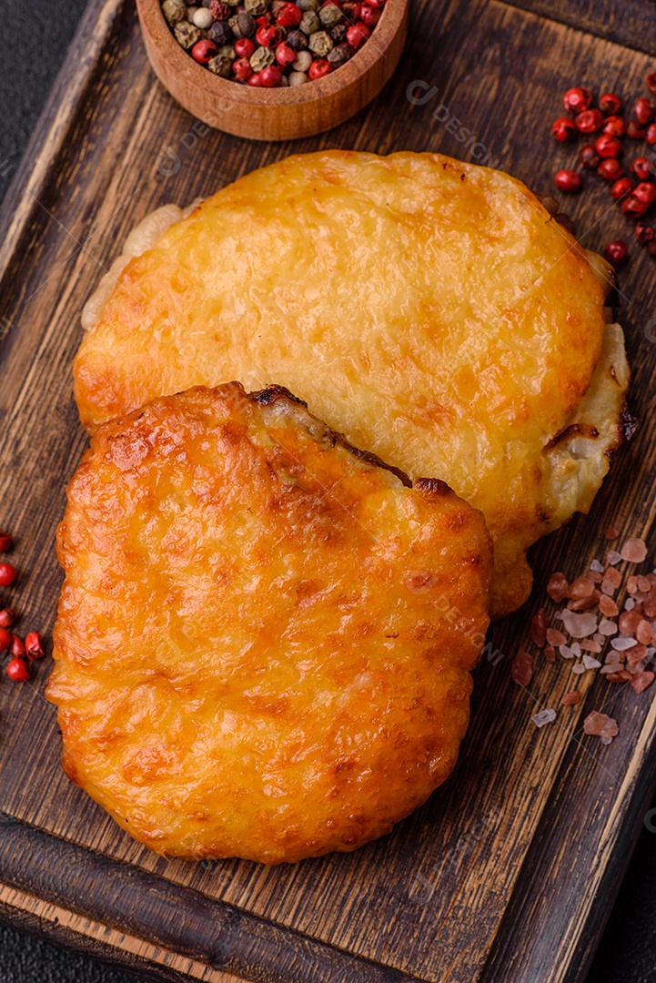 Deliciosa carne frita com mostarda Dijon com sal, especiarias e ervas sobre fundo escuro de concreto