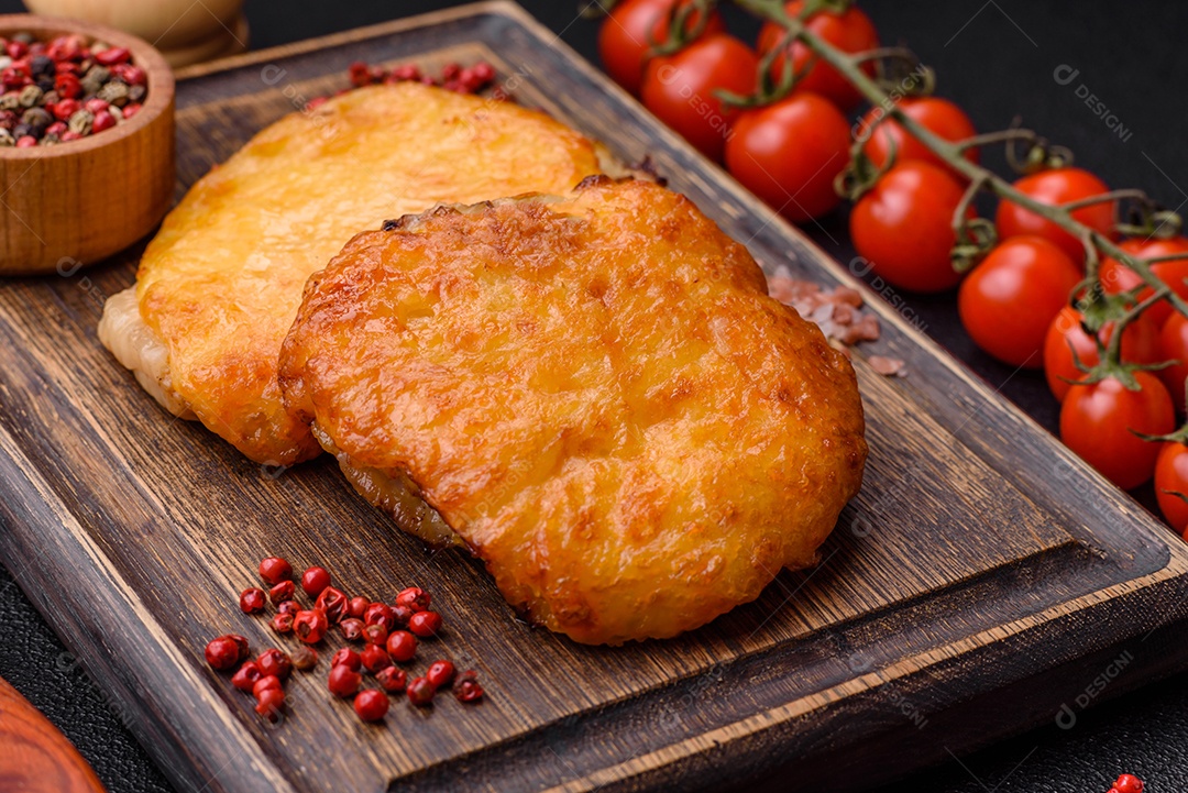 Deliciosa carne frita com mostarda Dijon com sal, especiarias e ervas sobre fundo escuro de concreto