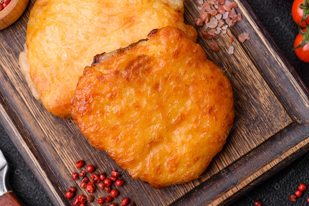 Deliciosa carne frita com mostarda Dijon com sal, especiarias e ervas sobre fundo escuro de concreto