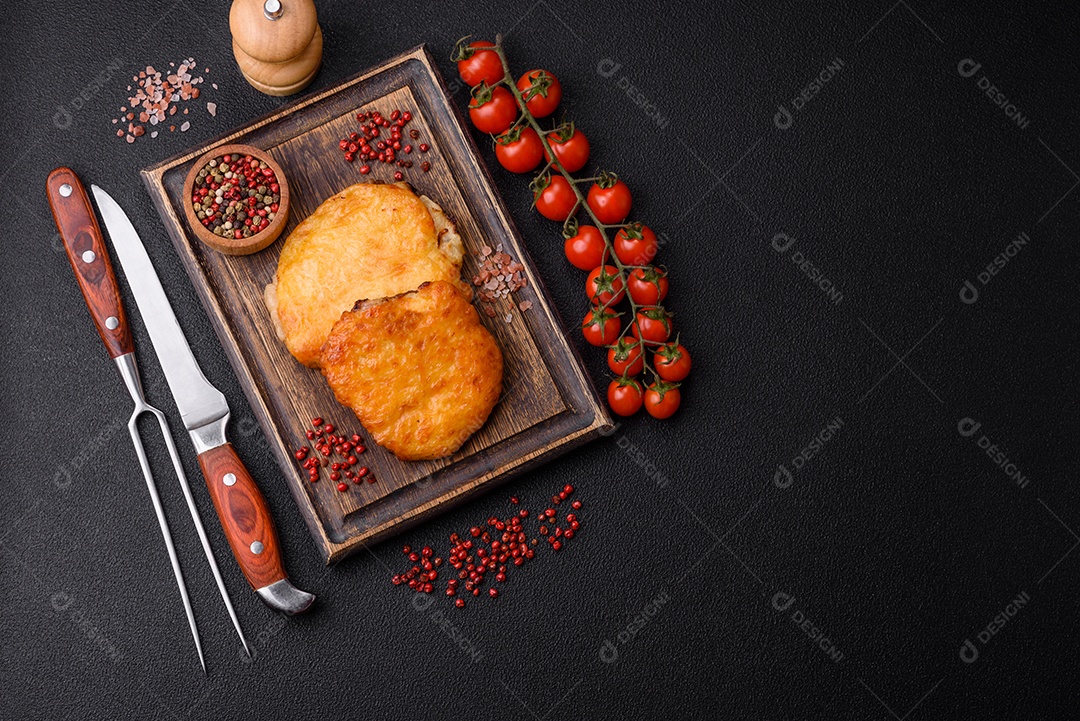 Deliciosa carne frita com mostarda Dijon com sal, especiarias e ervas sobre fundo escuro de concreto