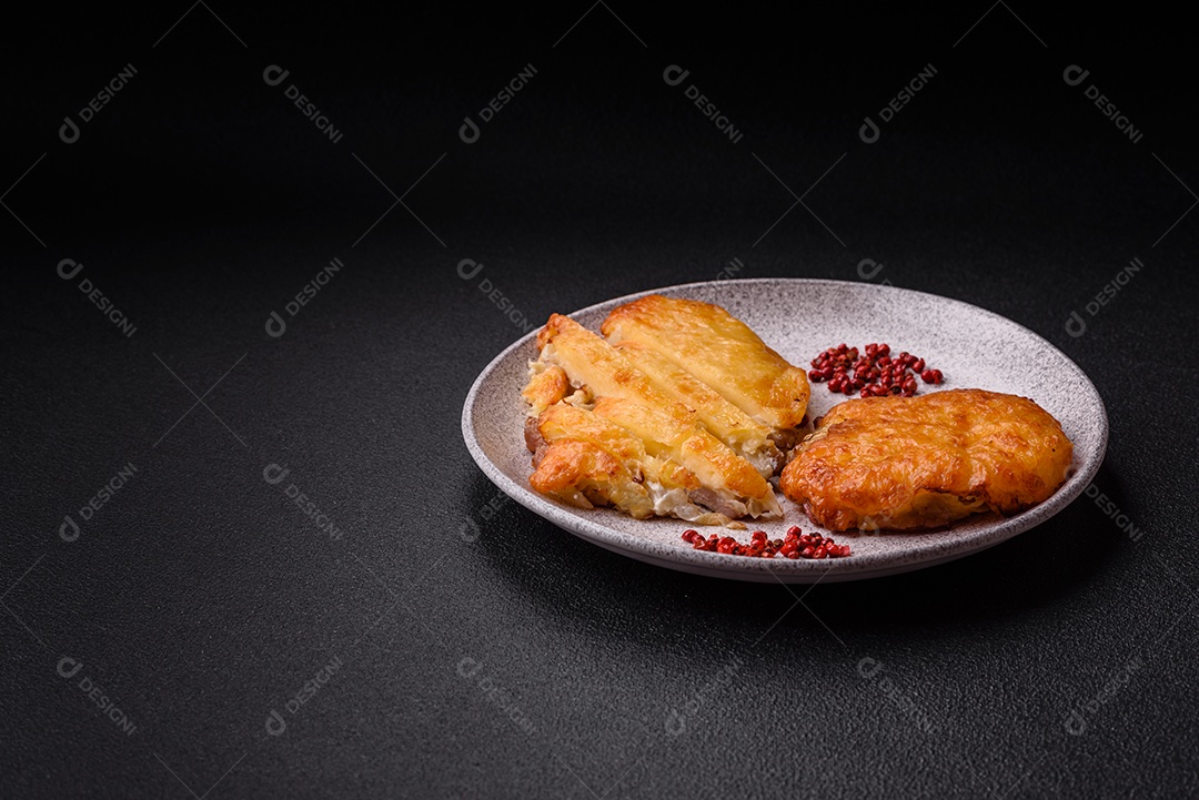 Deliciosa carne frita com mostarda Dijon com sal, especiarias e ervas sobre fundo escuro de concreto