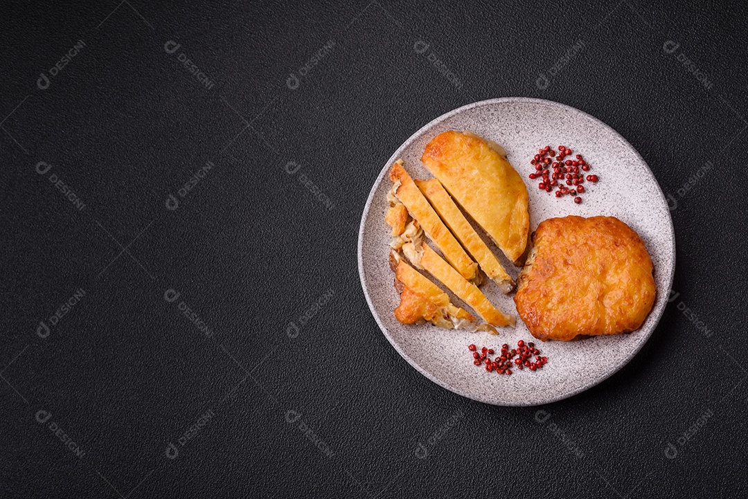 Deliciosa carne frita com mostarda Dijon com sal, especiarias e ervas sobre fundo escuro de concreto