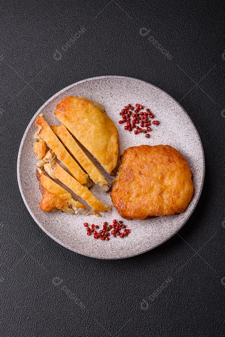 Deliciosa carne frita com mostarda Dijon com sal, especiarias e ervas sobre fundo escuro de concreto