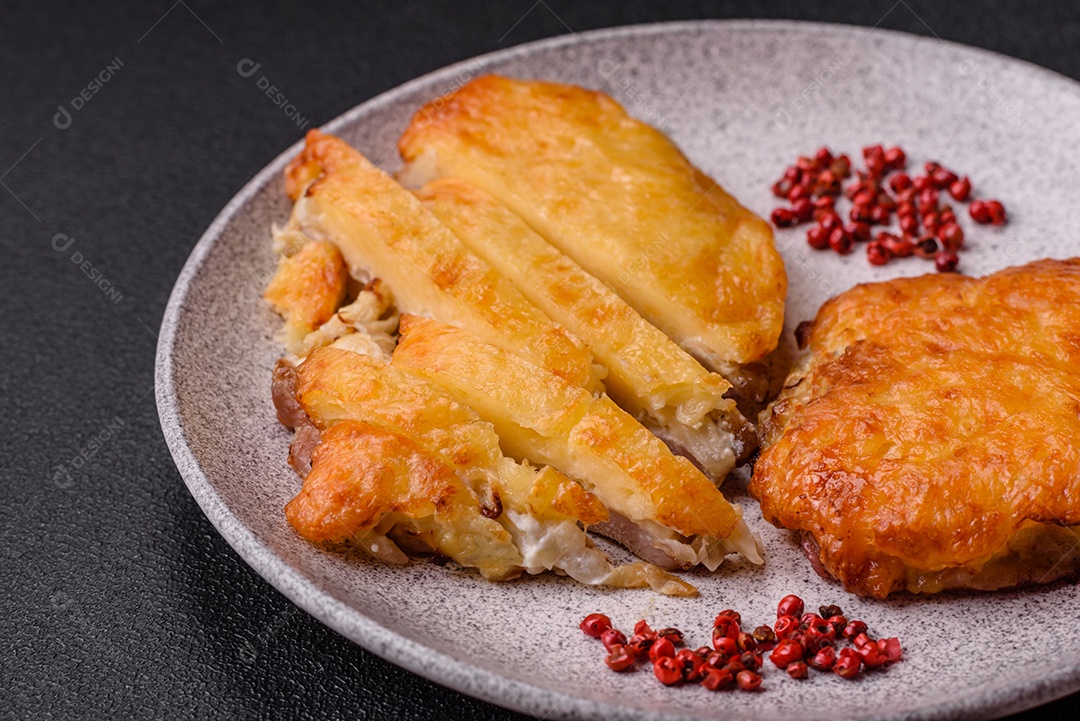 Deliciosa carne frita com mostarda Dijon com sal, especiarias e ervas sobre fundo escuro de concreto