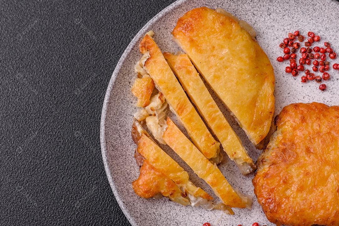 Deliciosa carne frita com mostarda Dijon com sal, especiarias e ervas sobre fundo escuro de concreto