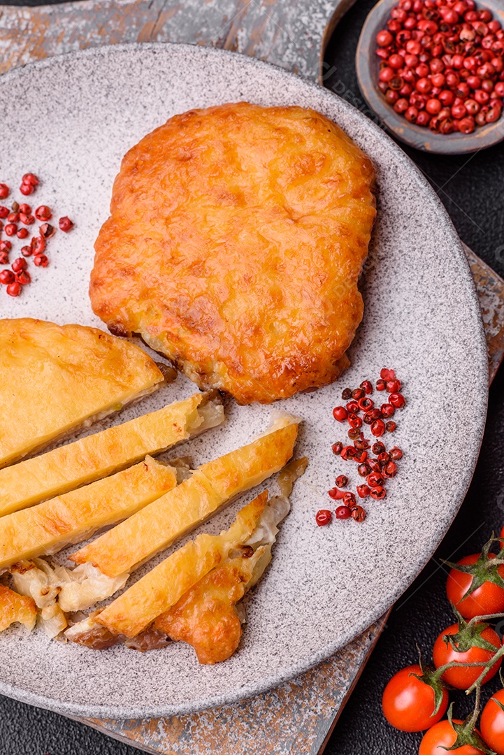 Deliciosa carne frita com mostarda Dijon com sal, especiarias e ervas sobre fundo escuro de concreto