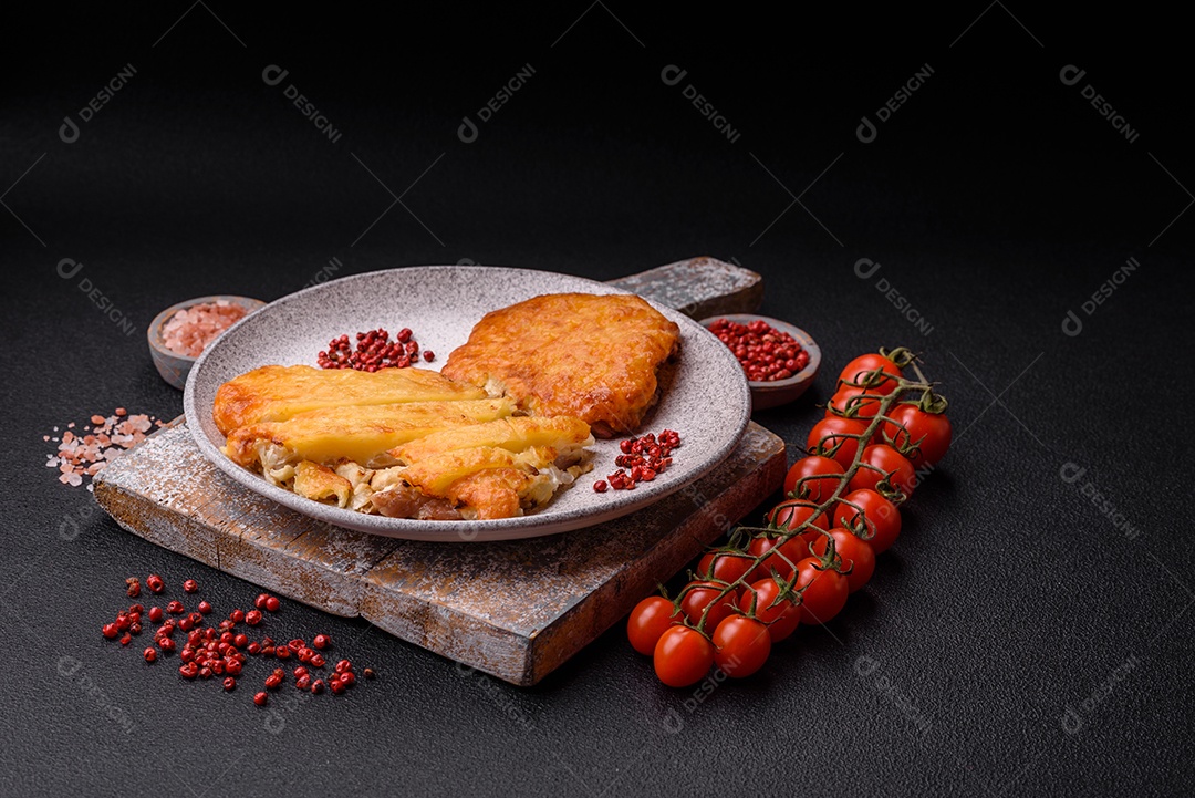 Deliciosa carne frita com mostarda Dijon com sal, especiarias e ervas sobre fundo escuro de concreto