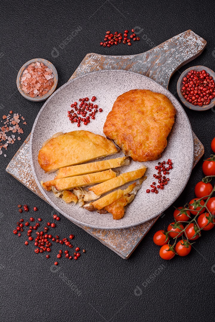 Deliciosa massa com espinafre, salmão, sal e especiarias sobre um fundo escuro de concreto