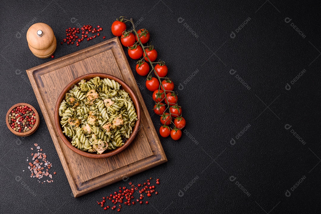 Deliciosa massa com espinafre, salmão, sal e especiarias sobre um fundo escuro de concreto