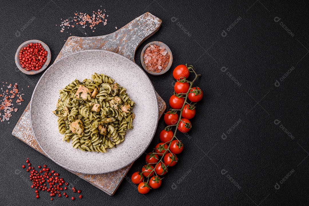Deliciosa massa com espinafre, salmão, sal e especiarias sobre um fundo escuro de concreto