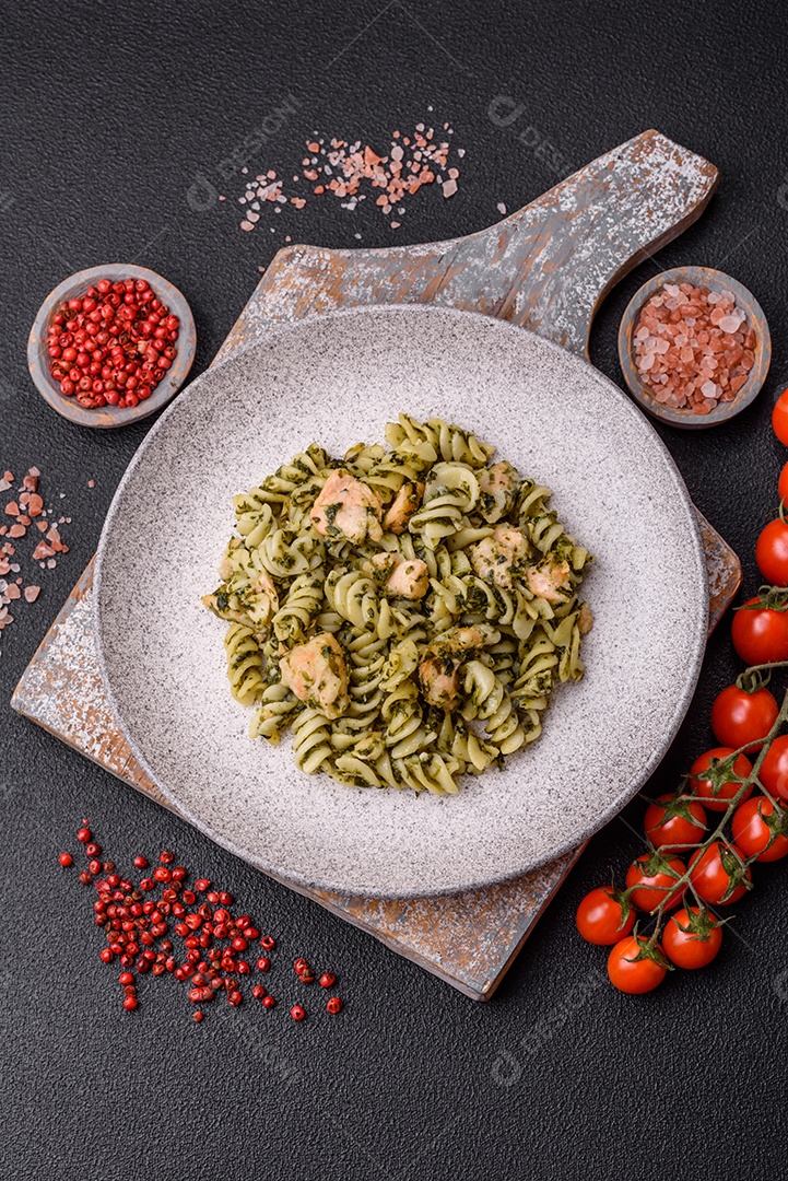 Deliciosa massa com espinafre, salmão, sal e especiarias sobre um fundo escuro de concreto