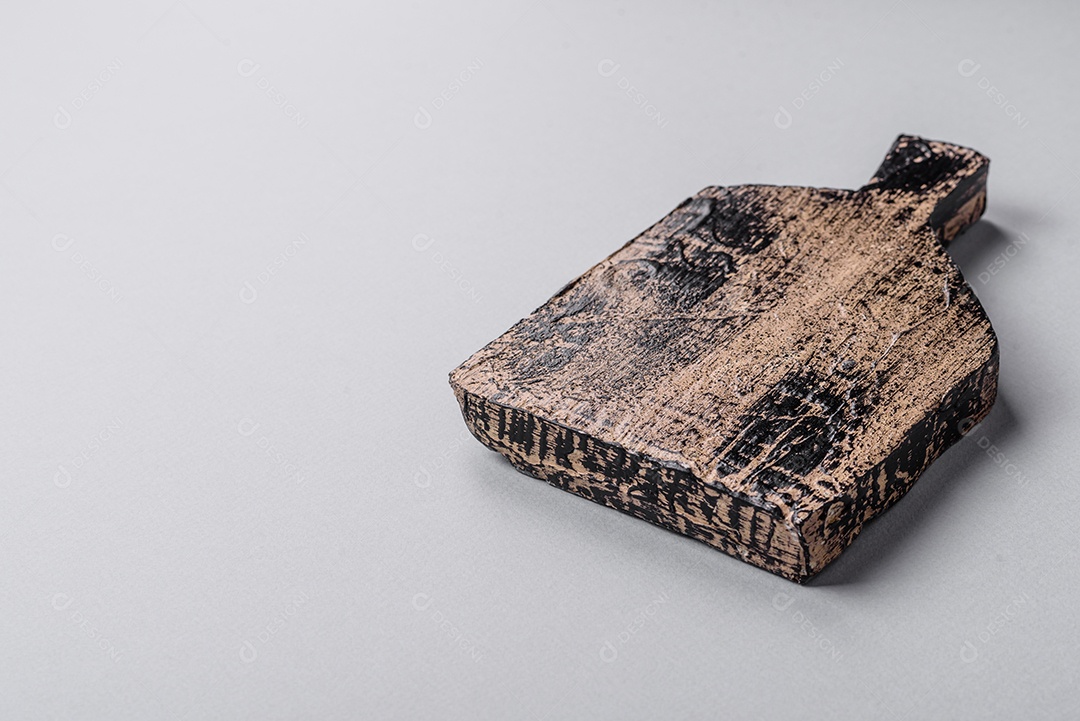 Tábua de corte de madeira vazia em fundo de concreto texturizado cinza. Talheres, preparação para o jantar