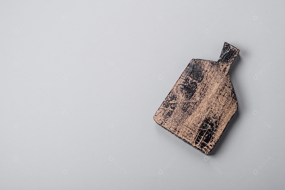 Tábua de corte de madeira vazia em fundo de concreto texturizado cinza. Talheres, preparação para o jantar