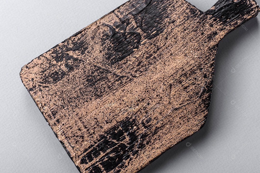 Tábua de corte de madeira vazia em fundo de concreto texturizado cinza. Talheres, preparação para o jantar