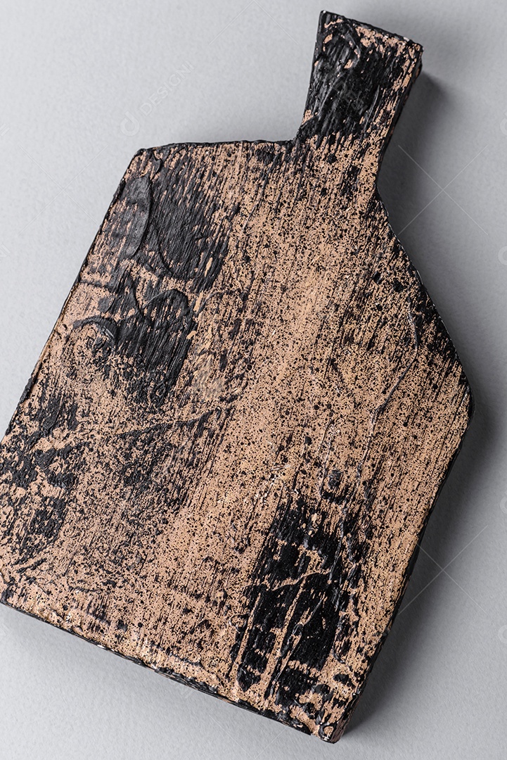 Tábua de corte de madeira vazia em fundo de concreto texturizado cinza. Talheres, preparação para o jantar