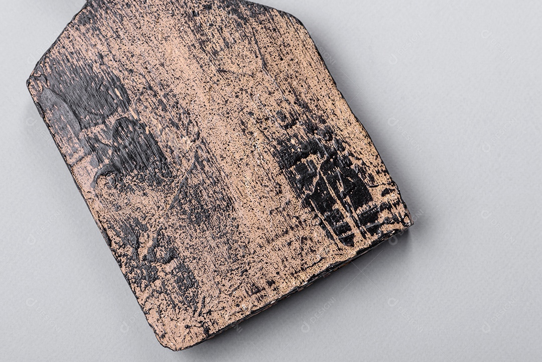 Tábua de corte de madeira vazia em fundo de concreto texturizado cinza. Talheres, preparação para o jantar