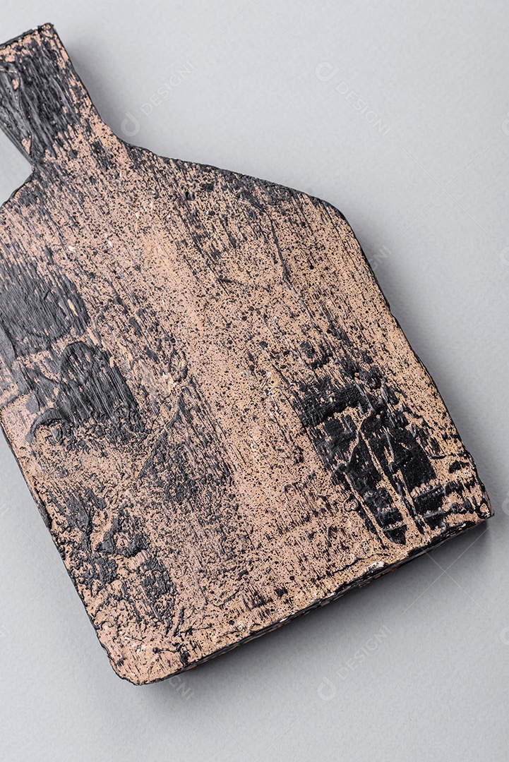 Tábua de corte de madeira vazia em fundo de concreto texturizado cinza. Talheres, preparação para o jantar