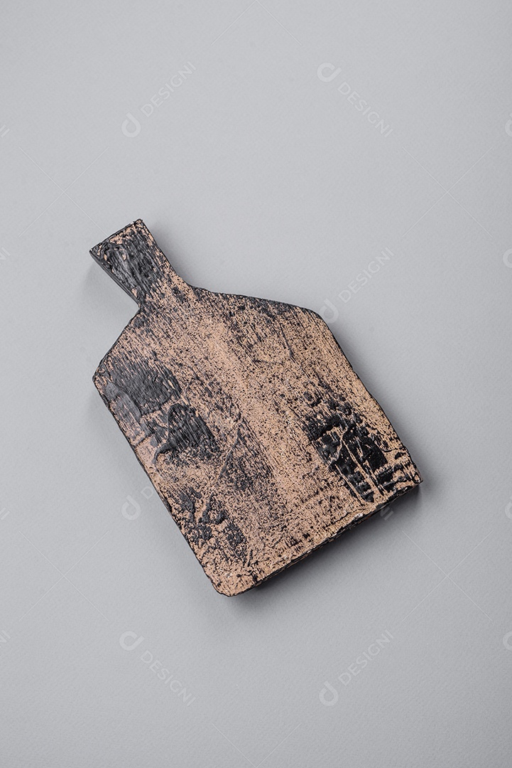 Tábua de corte de madeira vazia em fundo de concreto texturizado cinza. Talheres, preparação para o jantar