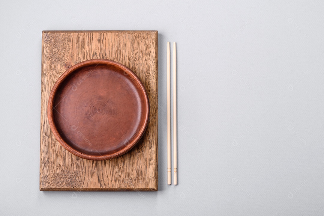 Um prato vazio sobre um fundo de concreto cinza. Cozinhar jantar em casa